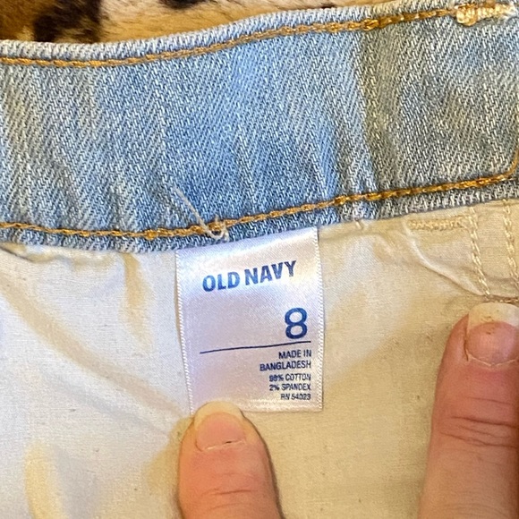 Old Navy denim women’s distressed cutoff miniskirt in pale fade wash. Size 8. - Picture 3 of 10